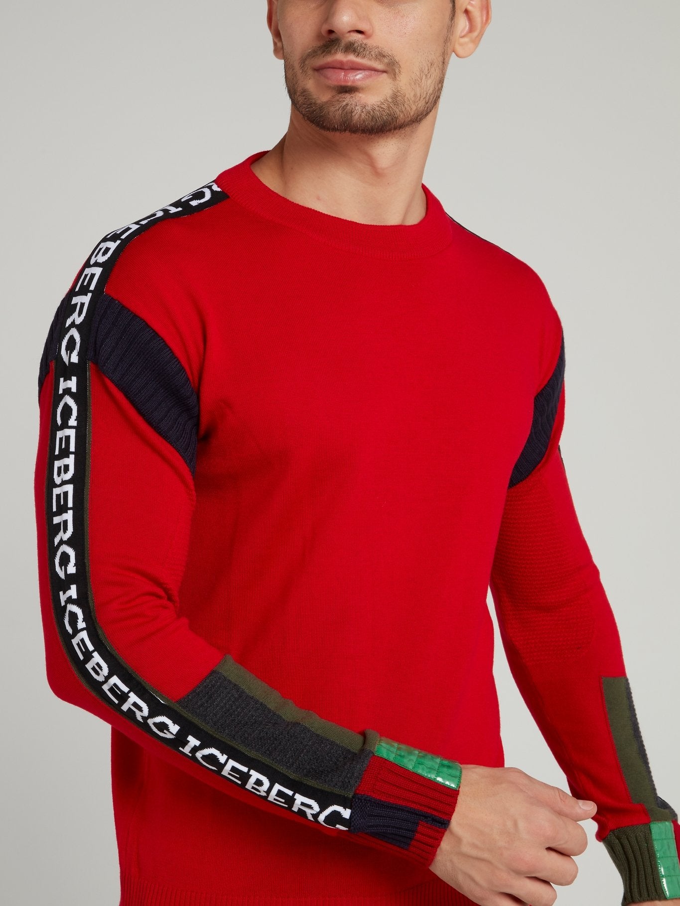 Красный джемпер с логотипом на рукавах