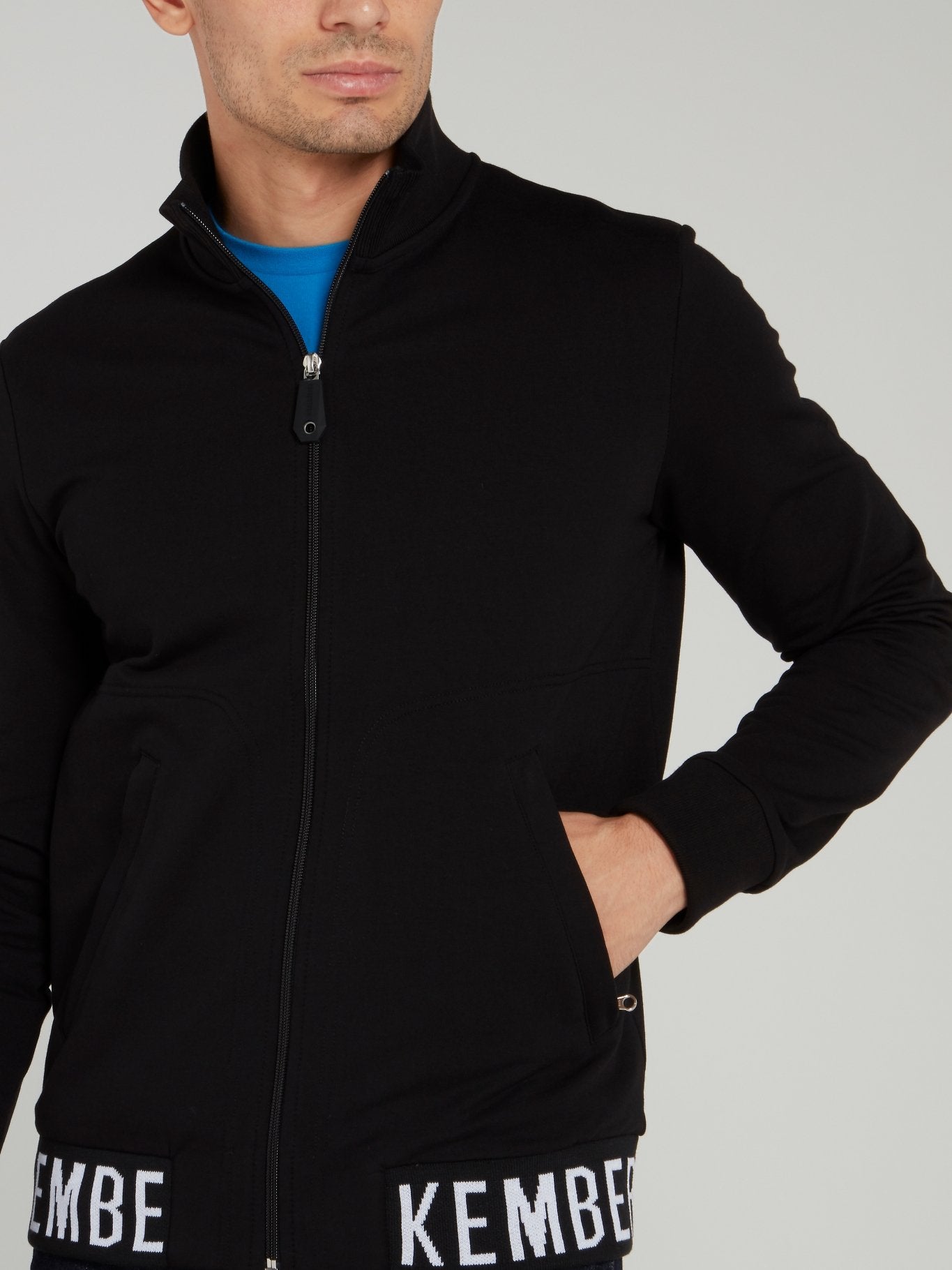 Черная куртка с высоким воротником