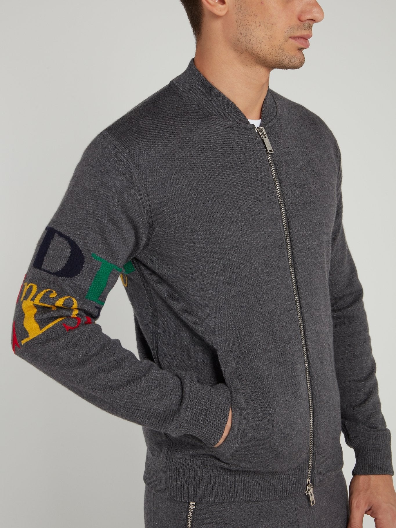 Серая трикотажная куртка на молнии