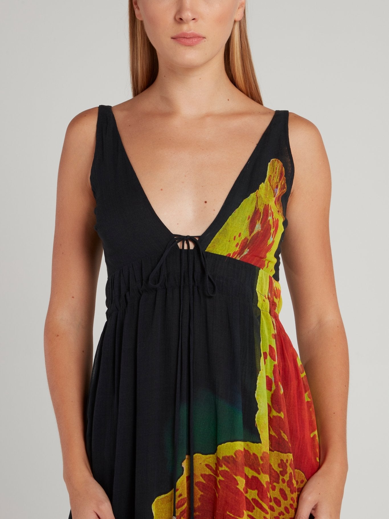 Черное платье-макси с цветочным принтом и завышенной талией