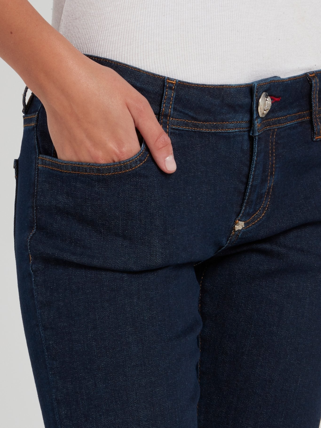 Темно-синие джинсы с сердцами из страз на карманах