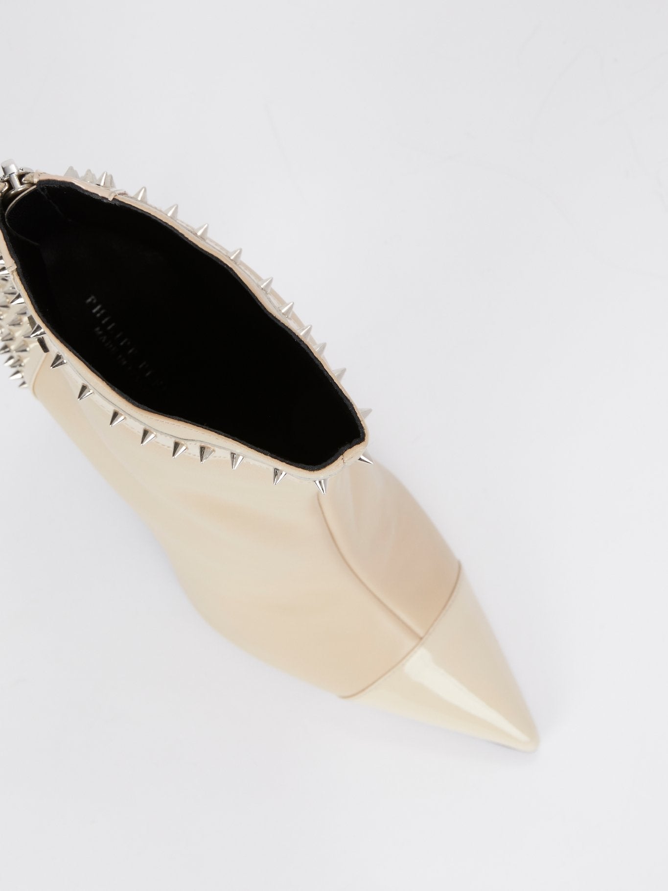 Бежевые полусапожки с шипами