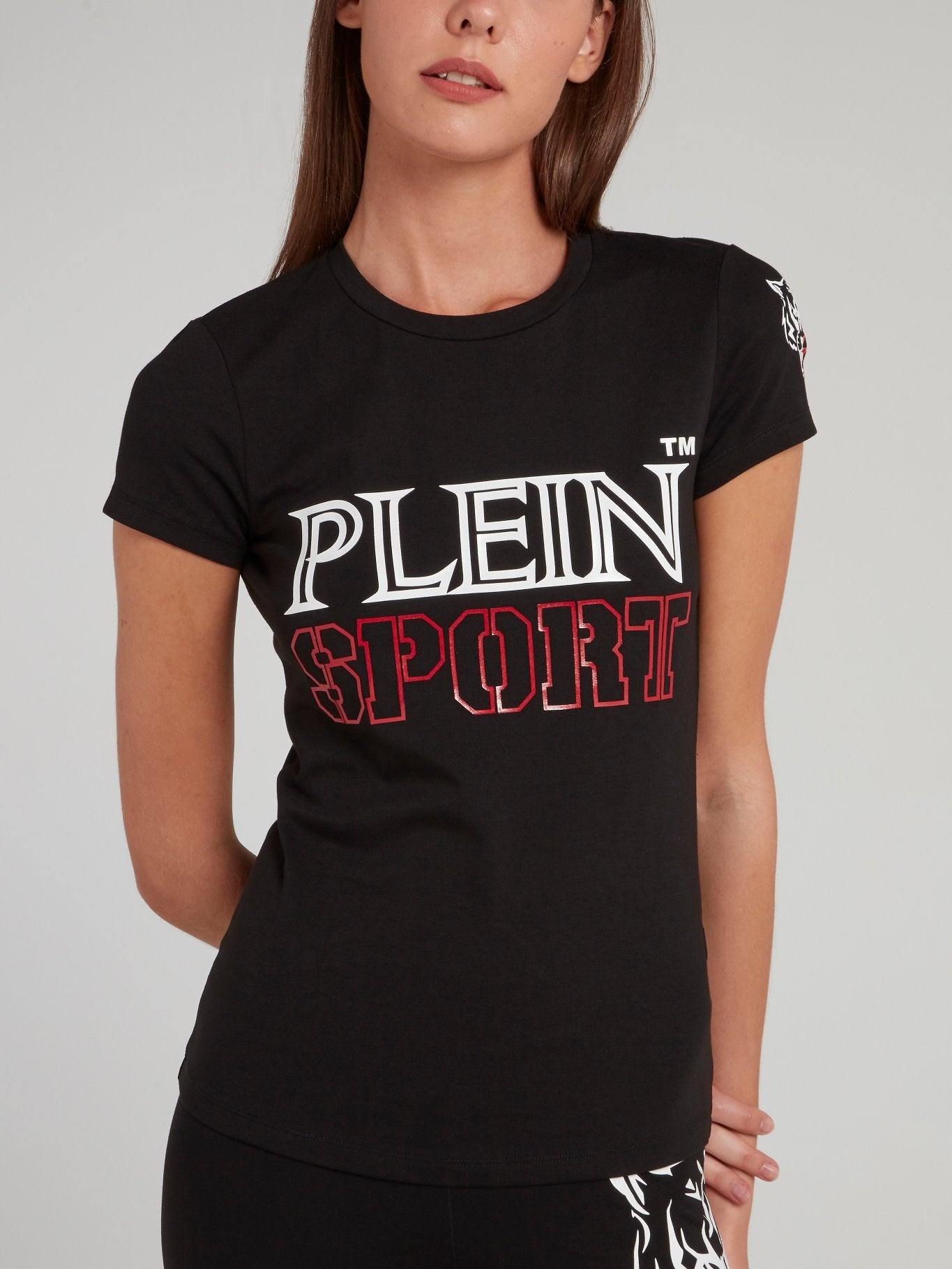 Черная футболка с круглым вырезом и логотипом