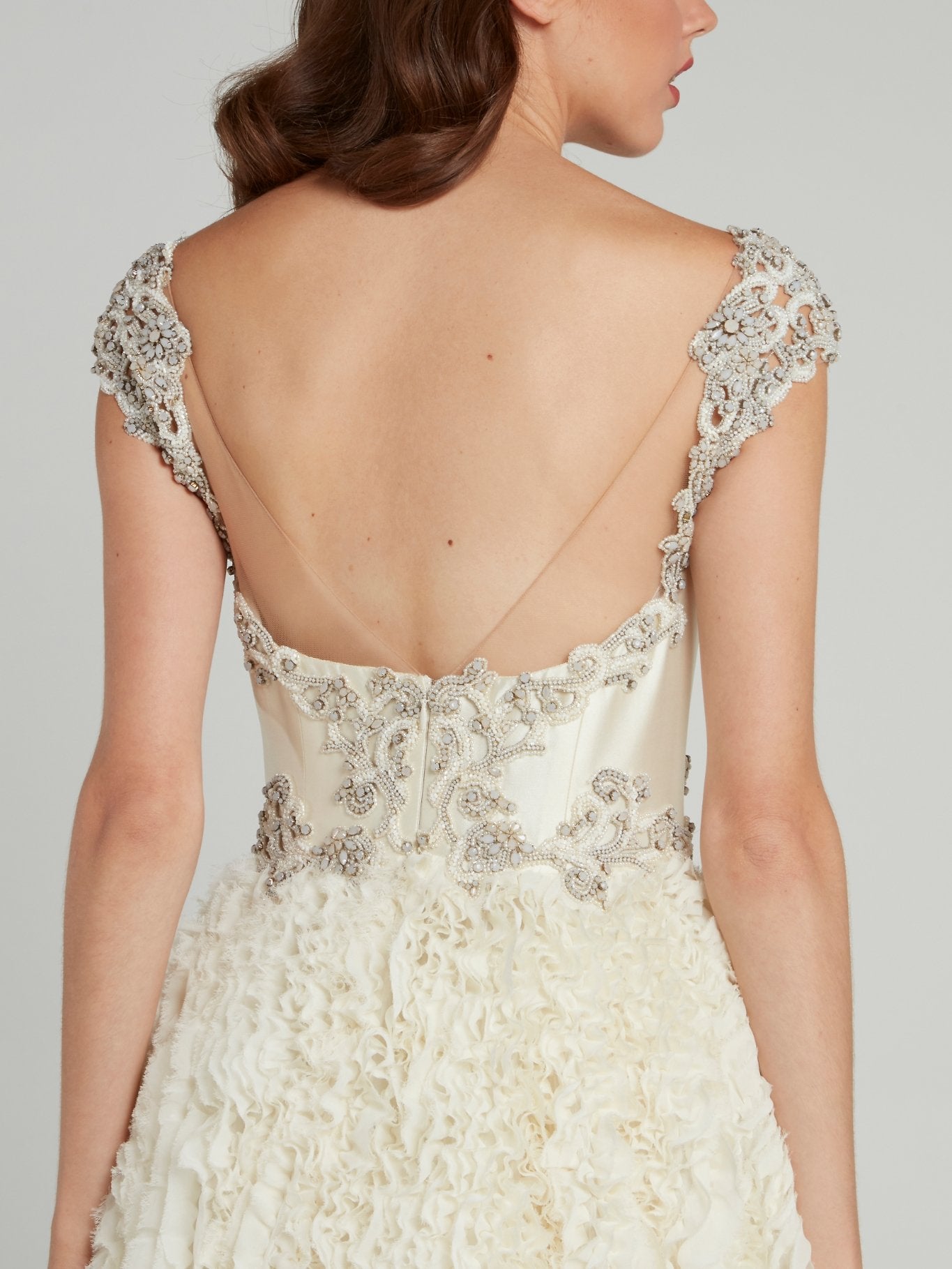 Бежевое свадебное платье с открытой спиной и декором