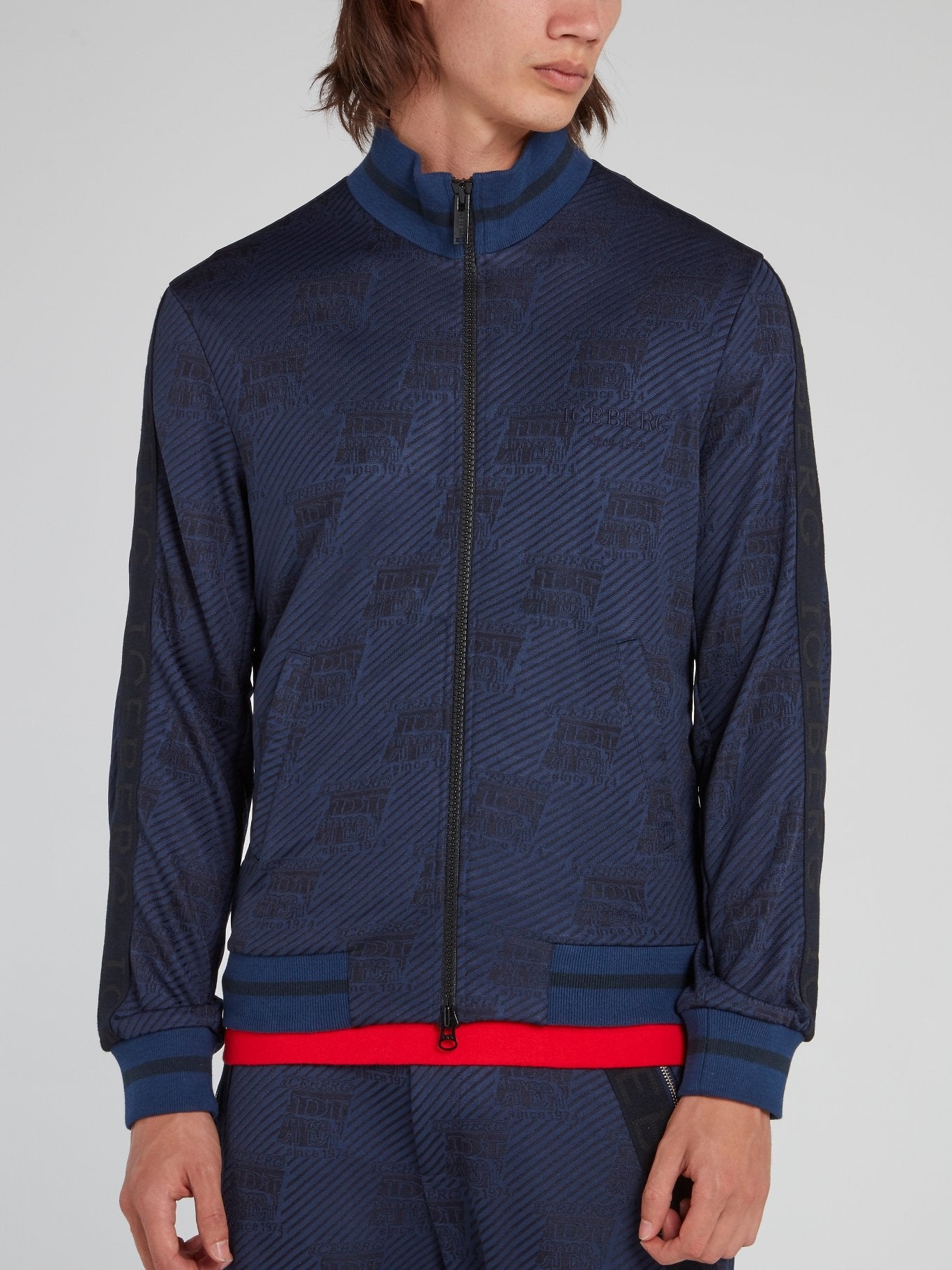 Темно-синяя толстовка с принтом в виде монограммы