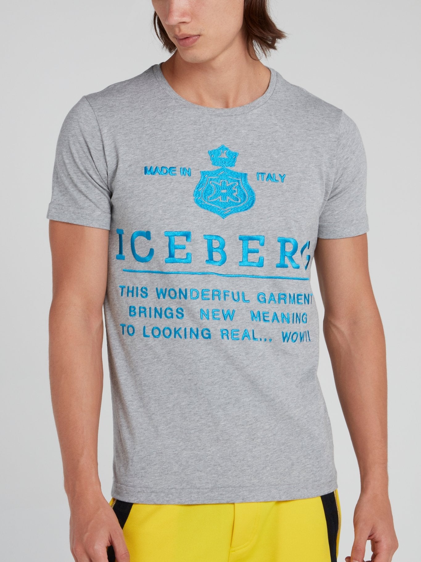 Серая хлопковая футболка с вышитым голубым логотипом