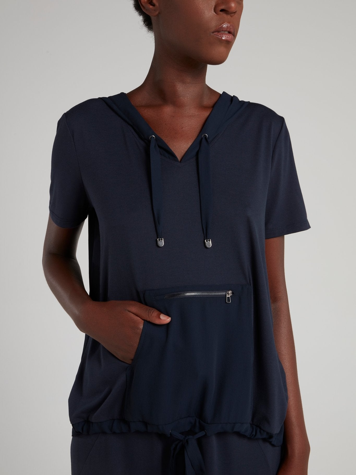 Темно-синяя кофта со шнурком и капюшоном