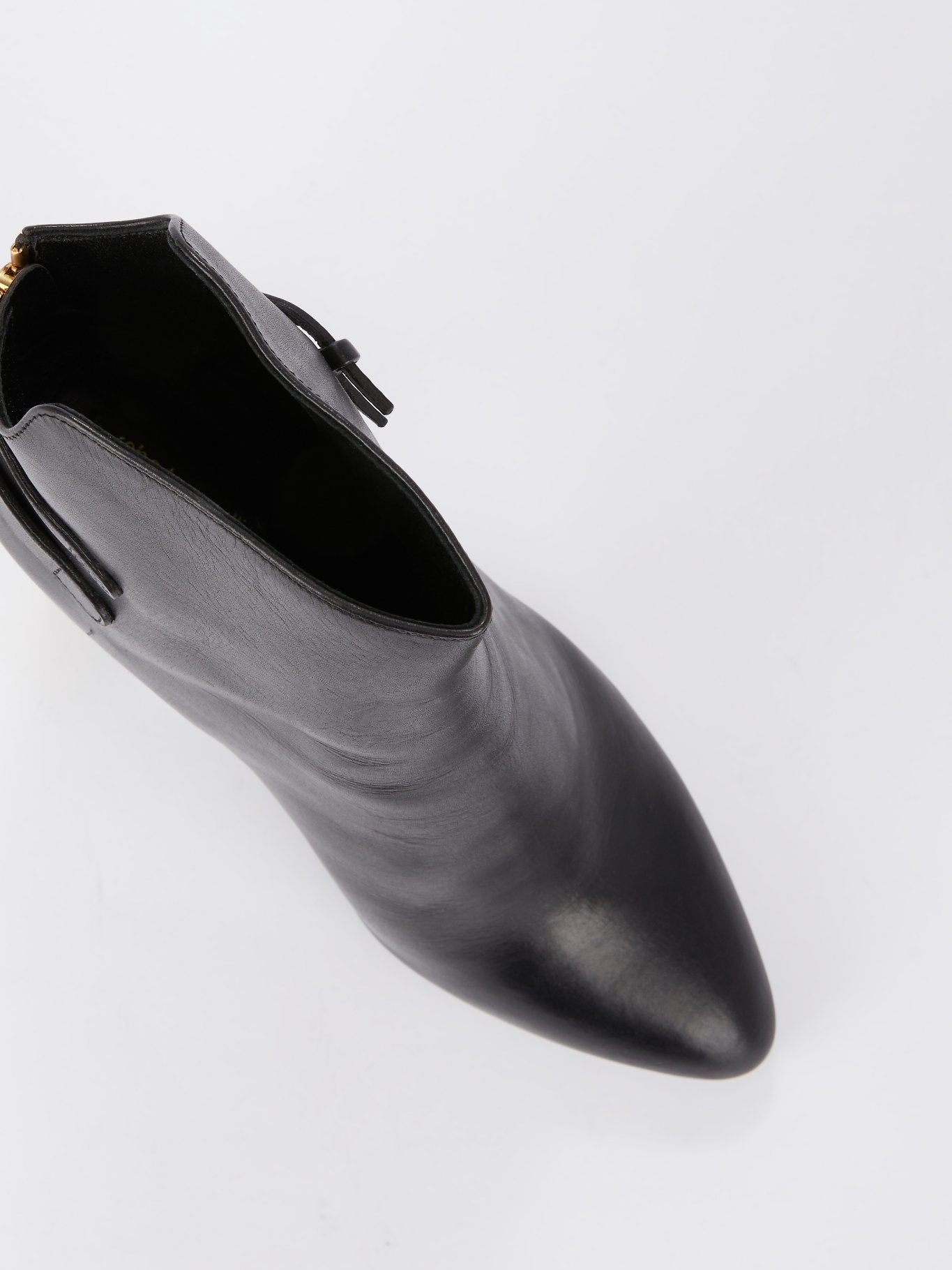 Черные кожаные полусапожки на золотом каблуке