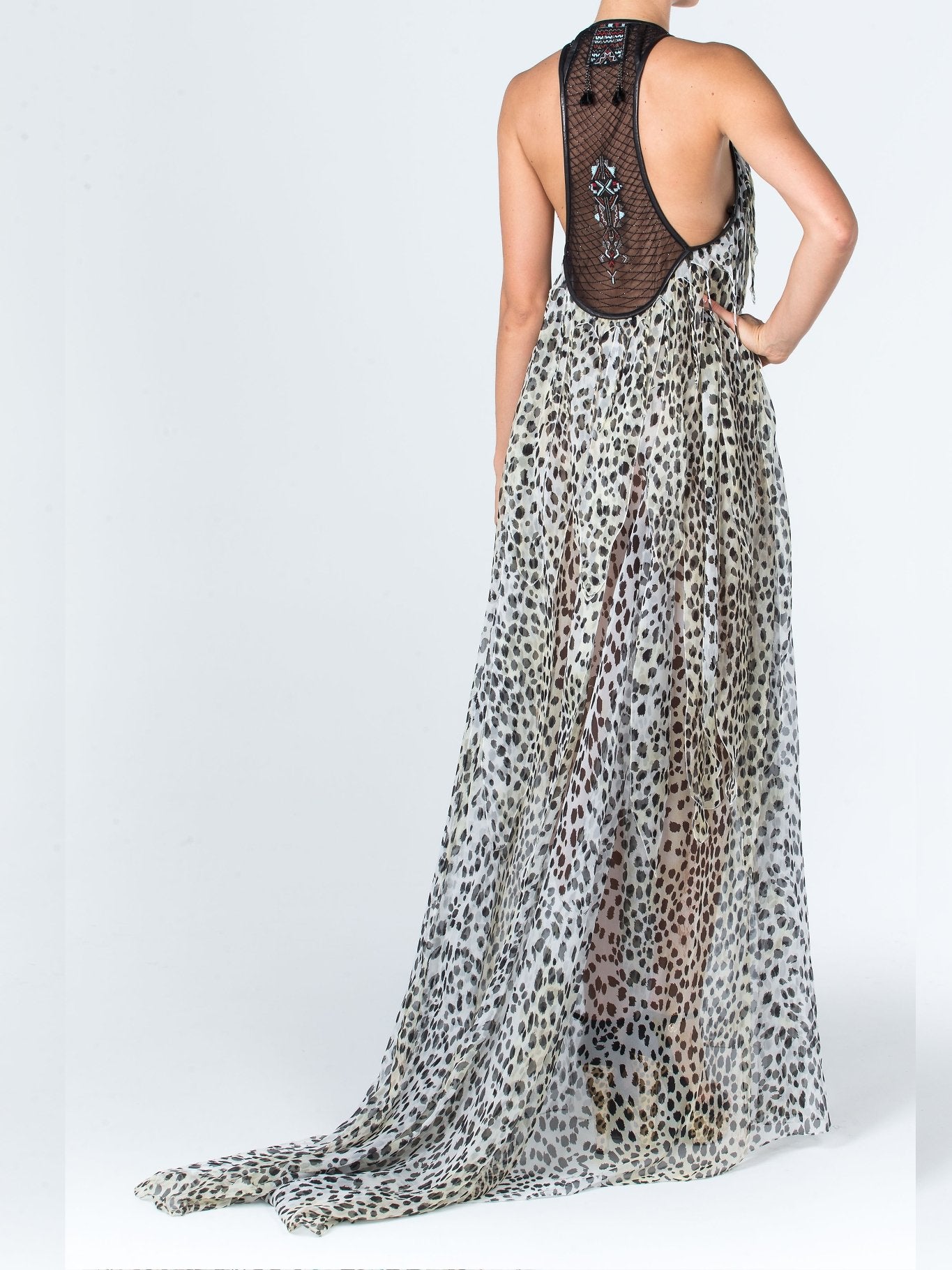 Шифоновое платье с вырезом халтер и анималистическим принтом