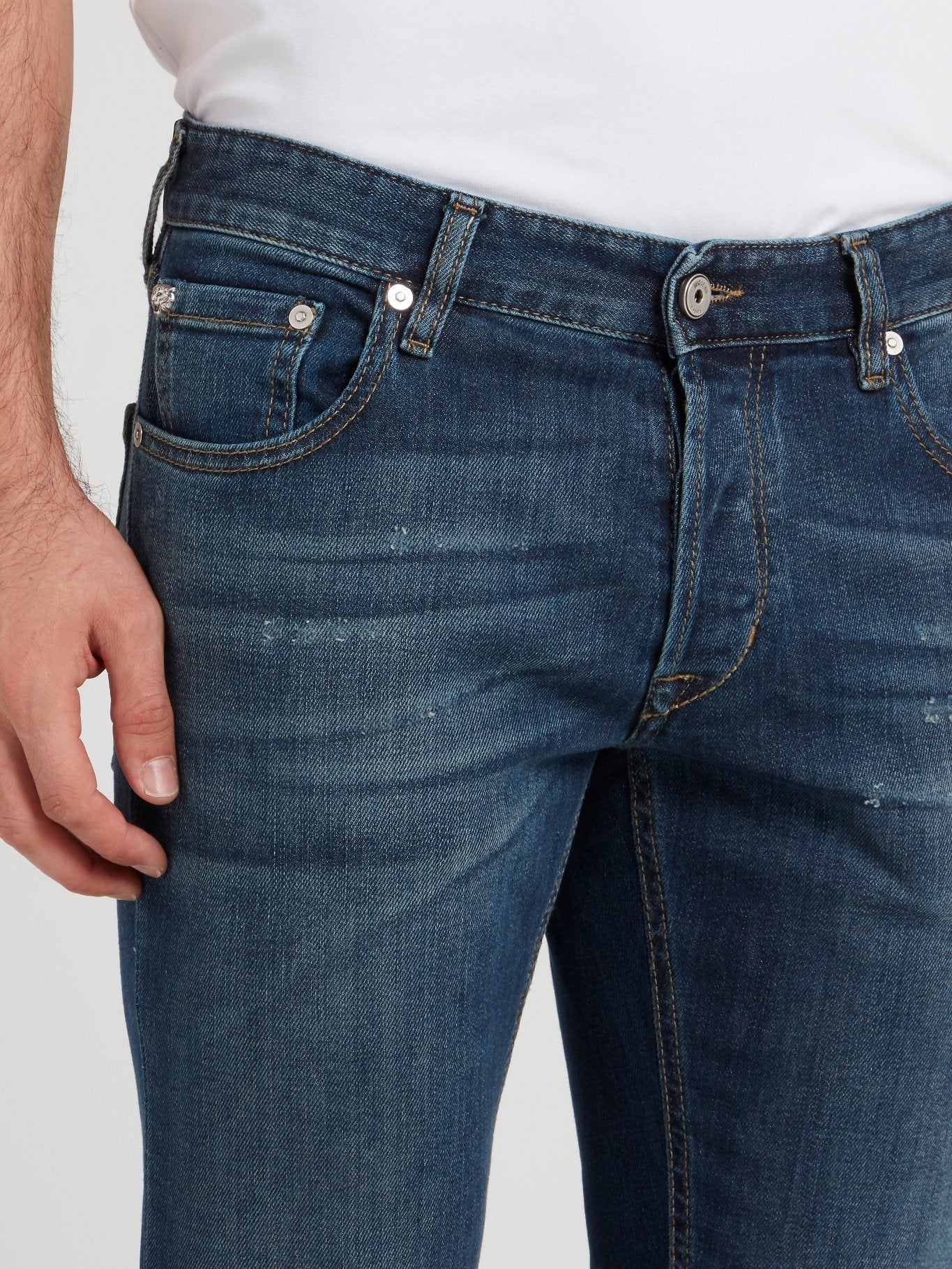 Темно-синие выбеленные джинсы