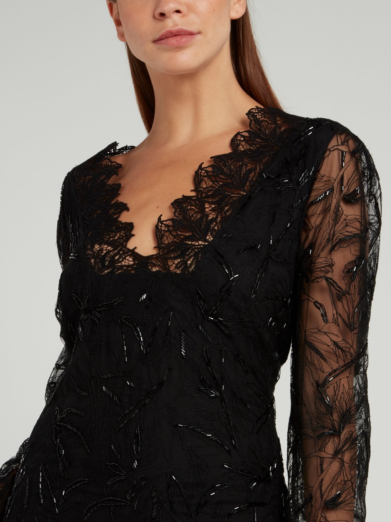 Черное кружевное платье с V-образным вырезом