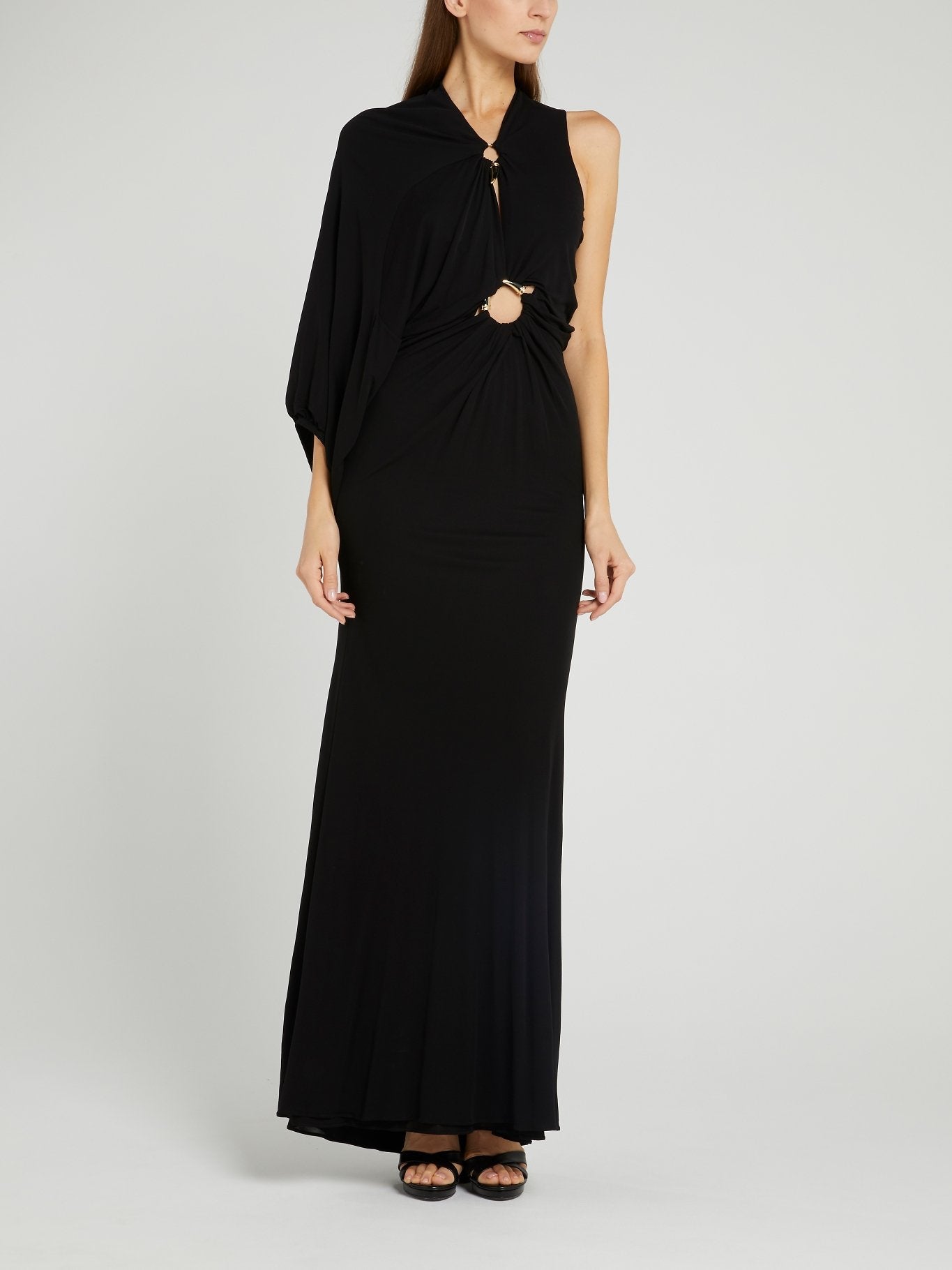 Черное асимметричное платье с украшением в виде кольца