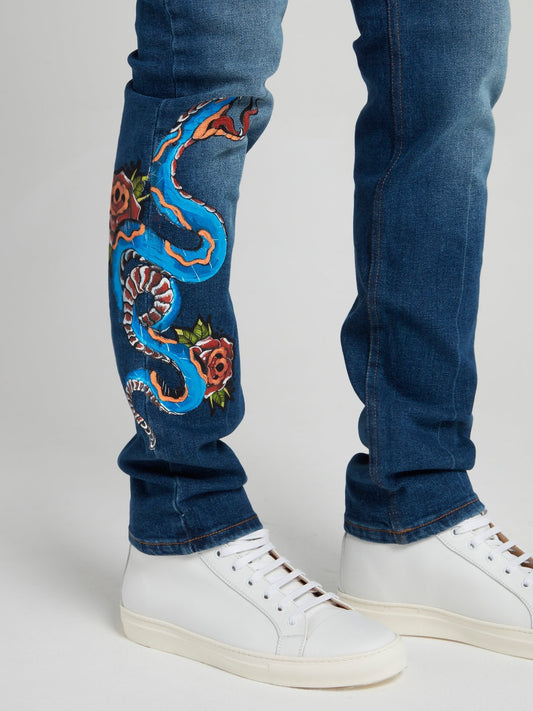 Синие джинсы с изображением змеи
