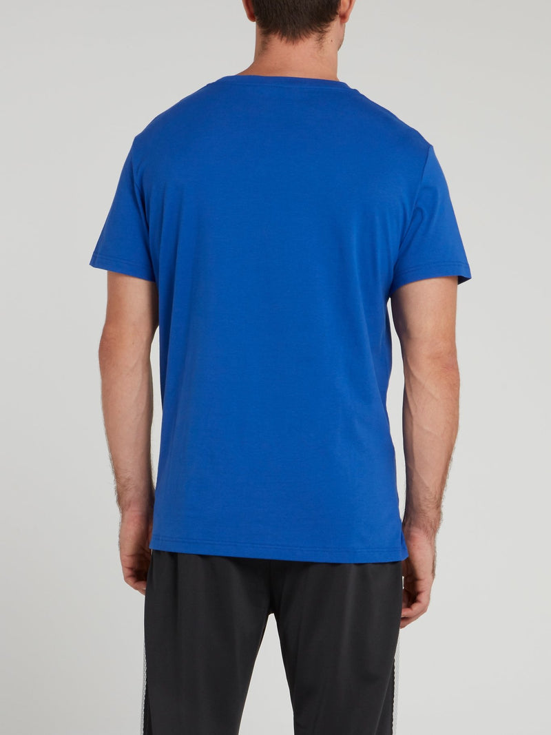 Синяя футболка с круглым вырезом и логотипом