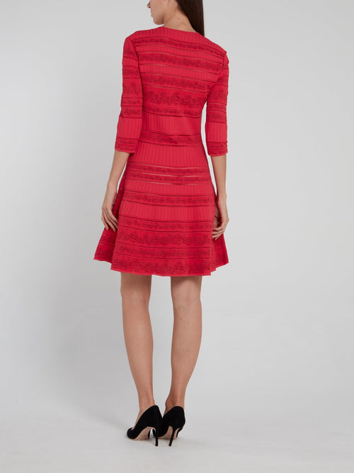 Красное расклешенное платье с цветочным принтом
