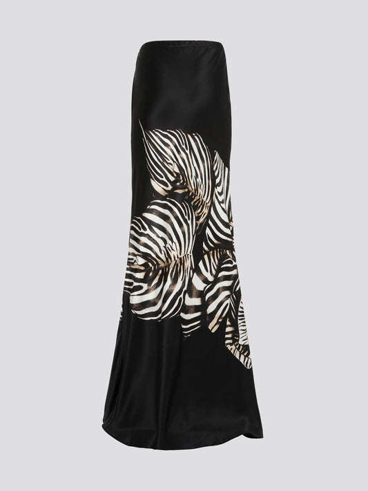 Feel like a true fashion icon in this exquisite Black Foliage Flared Maxi Skirt by Roberto Cavalli. The intricate foliage pattern adds a touch of mysterious allure to the flowing silhouette, making it perfect for any special occasion or night out. Turn heads and make a statement wherever you go in this stunning and unique piece.