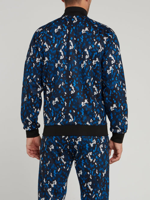 Темно-синяя куртка с высоким воротником и камуфляжным принтом