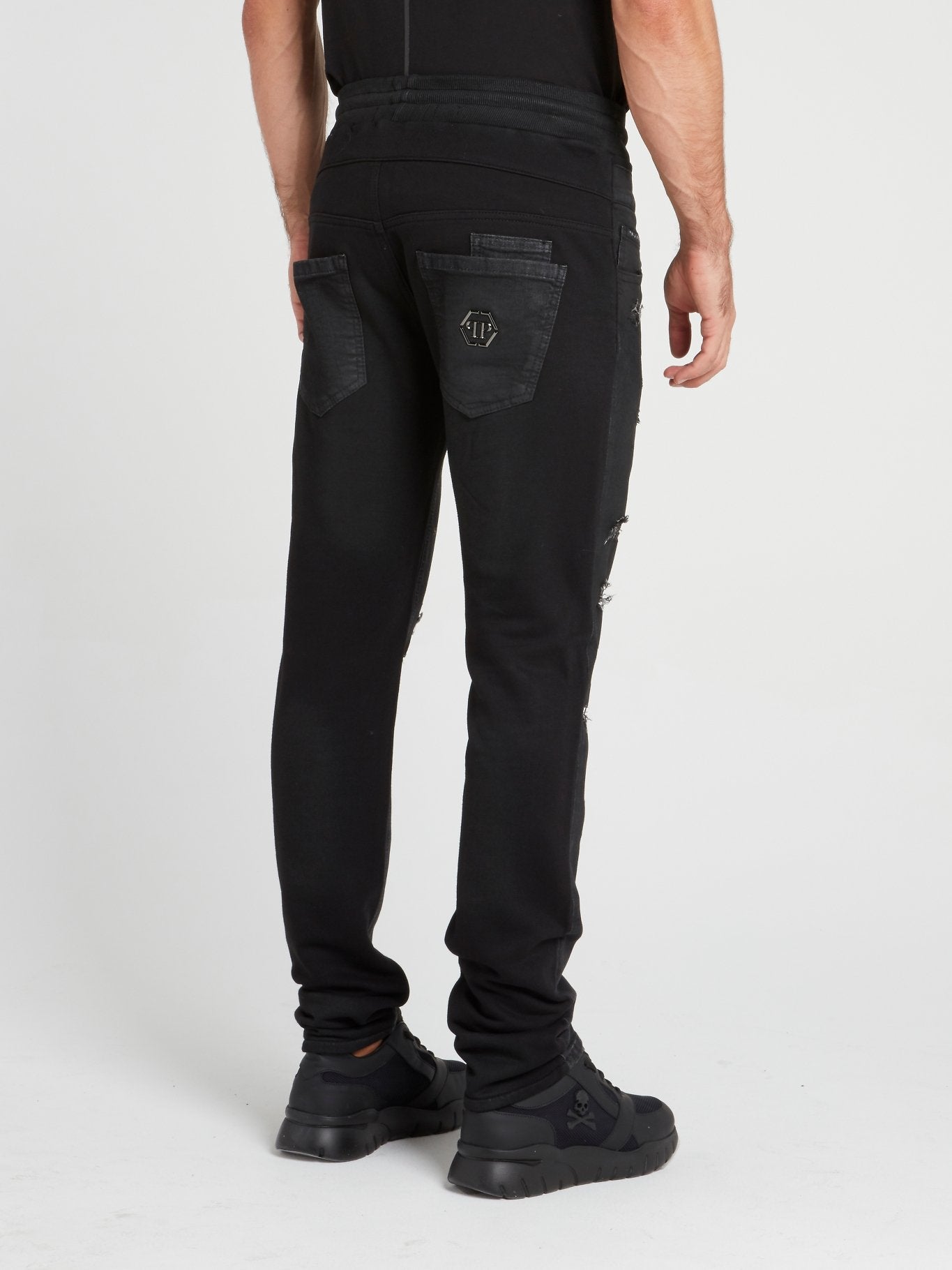 Черные джинсы на шнуровке с рваной отделкой