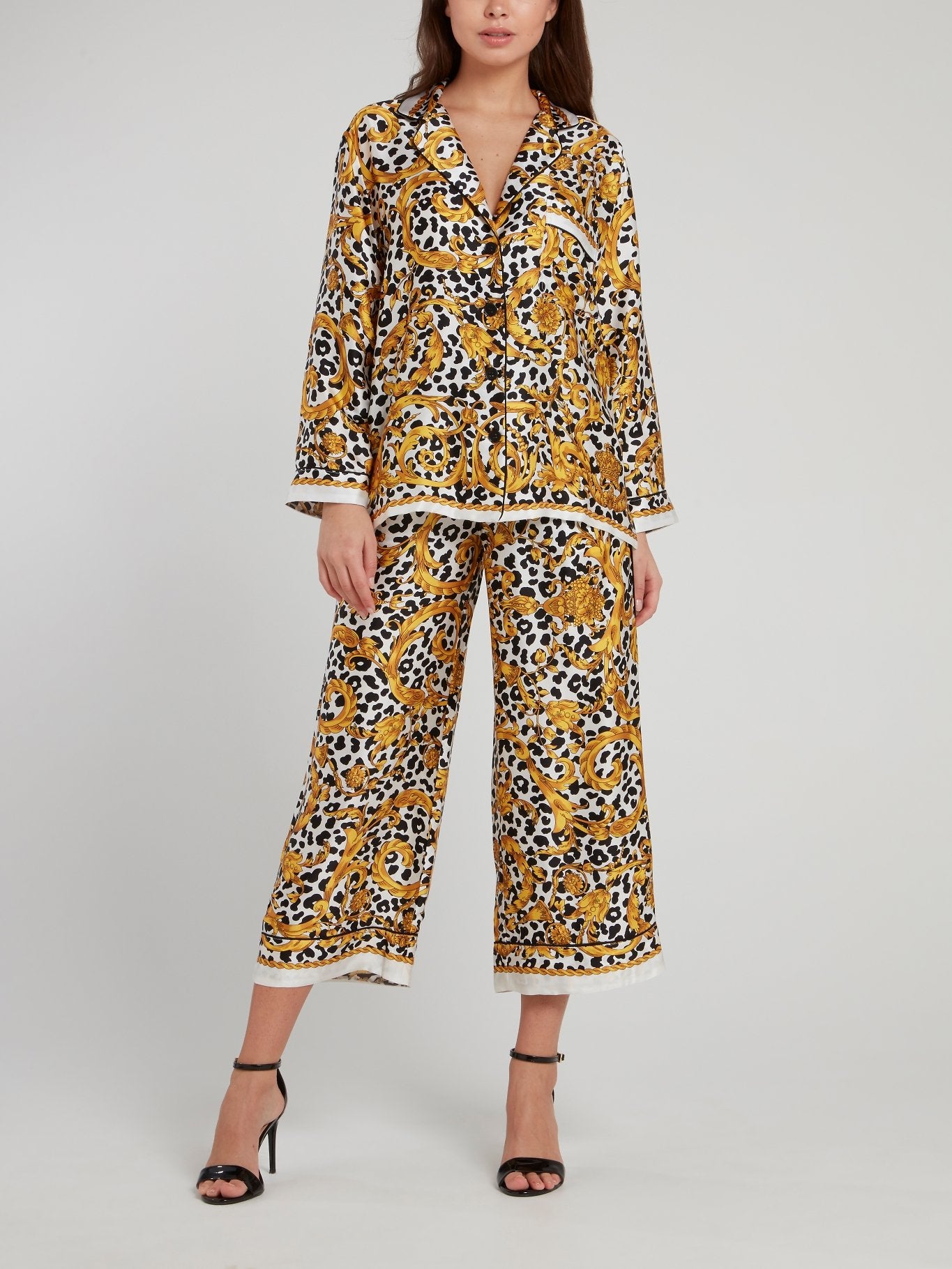 Укороченные брюки с леопардовым и барочным принтом