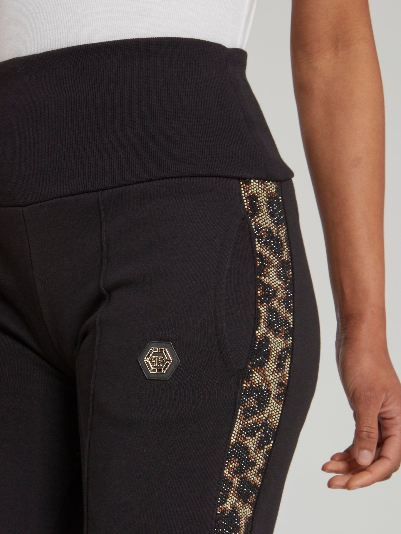 Расклешенные спортивные брюки с леопардовым принтом на лампасах