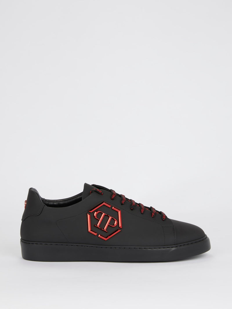 Черные низкие кроссовки с красным логотипом