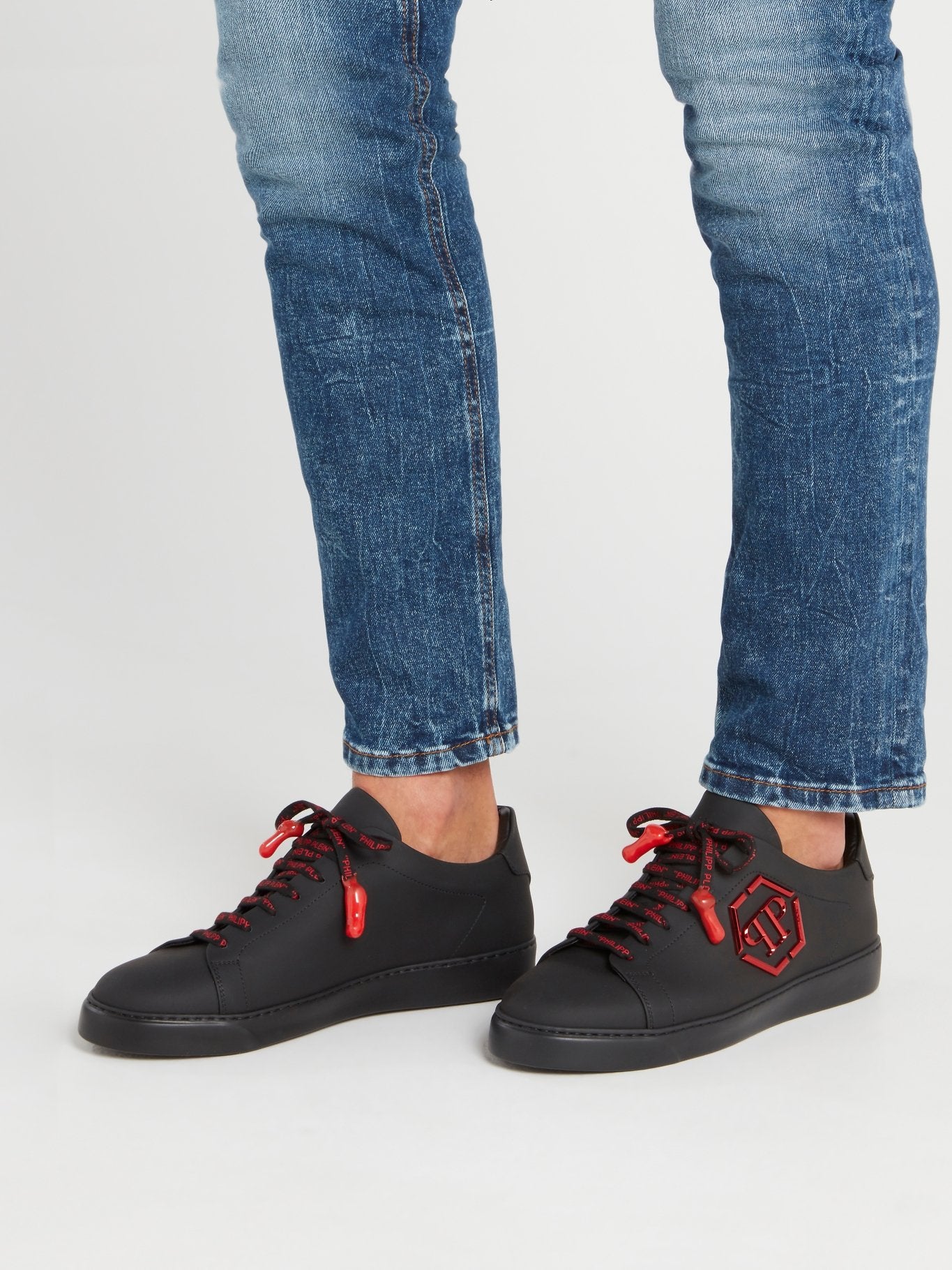 Черные низкие кроссовки с красным логотипом