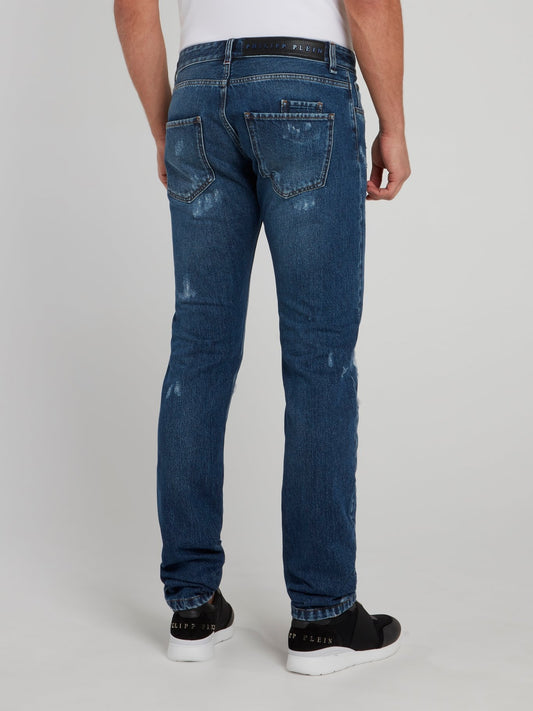 Синие прямые джинсы с рваной отделкой