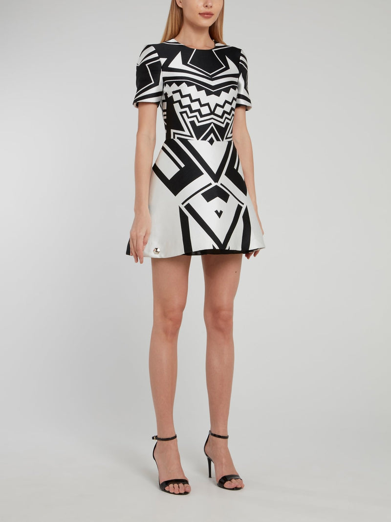 Платье-футляр с короткими рукавами с геометрическим принтом