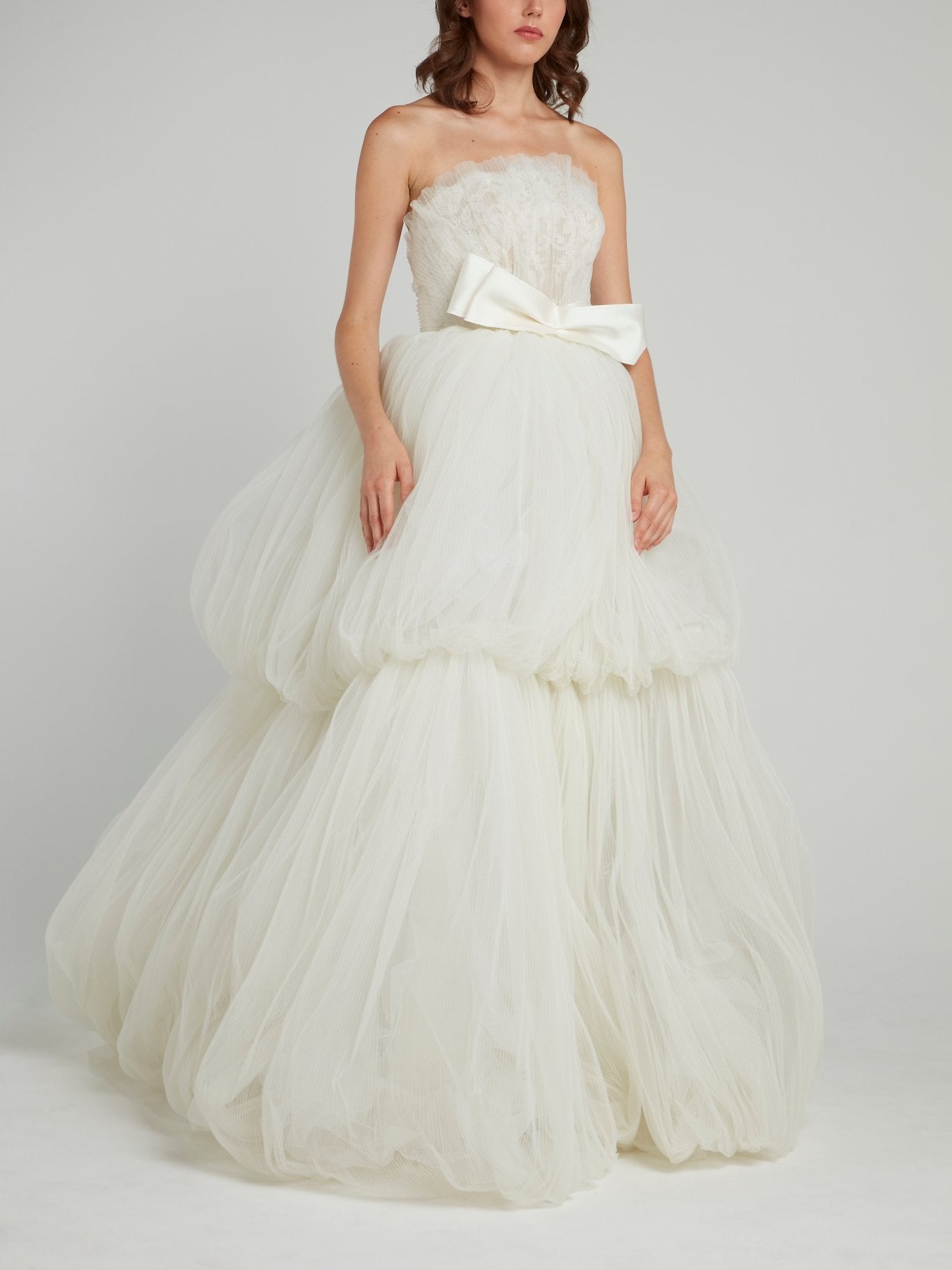 Многоярусное свадебное платье из тюля с бантом