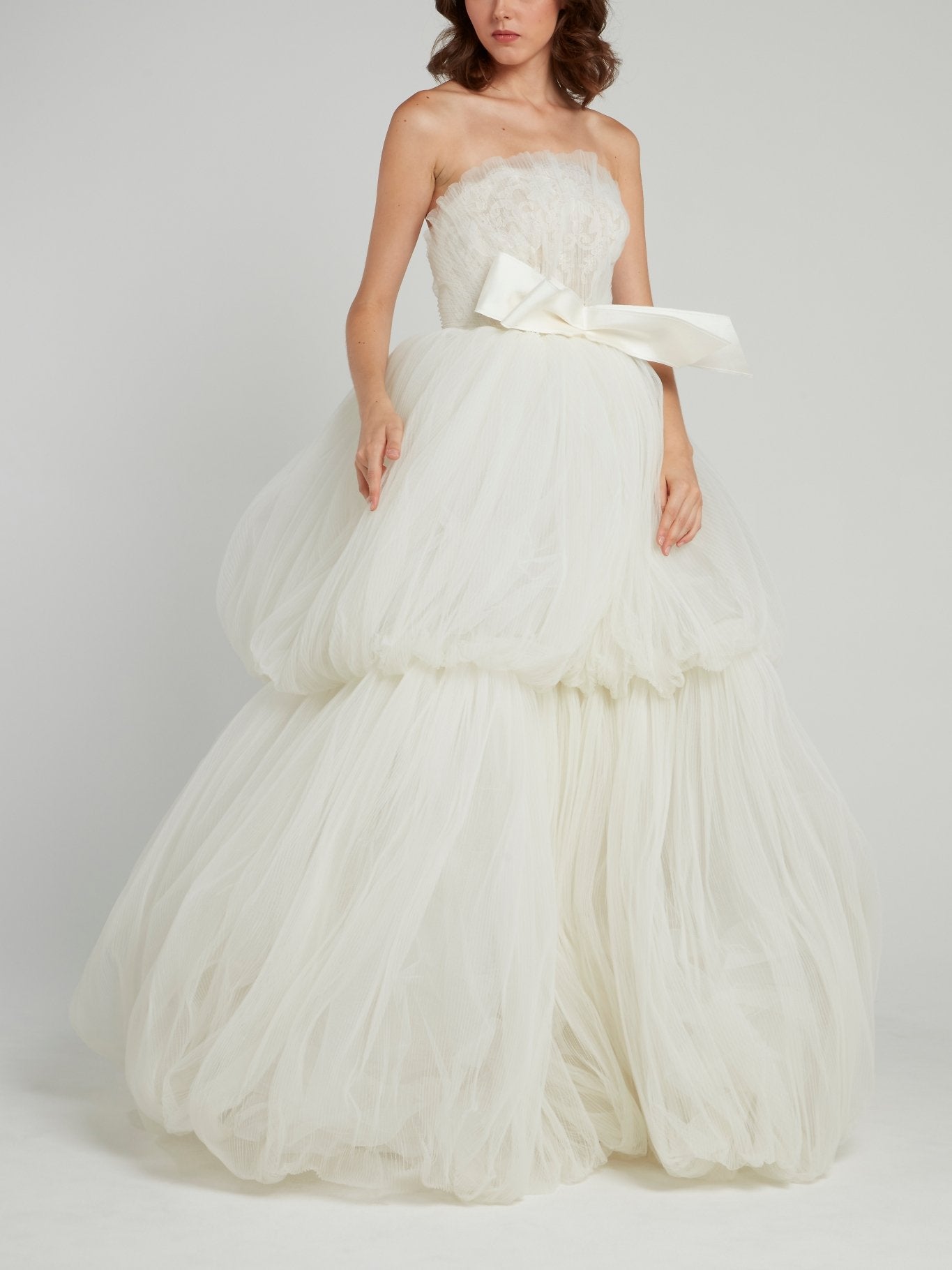Многоярусное свадебное платье из тюля с бантом
