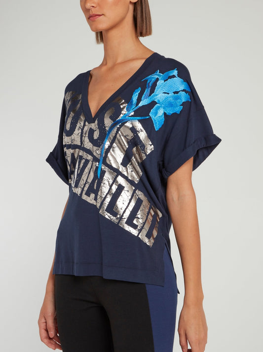 Темно-синяя свободная блузка с V-образным вырезом, логотипом и надписью