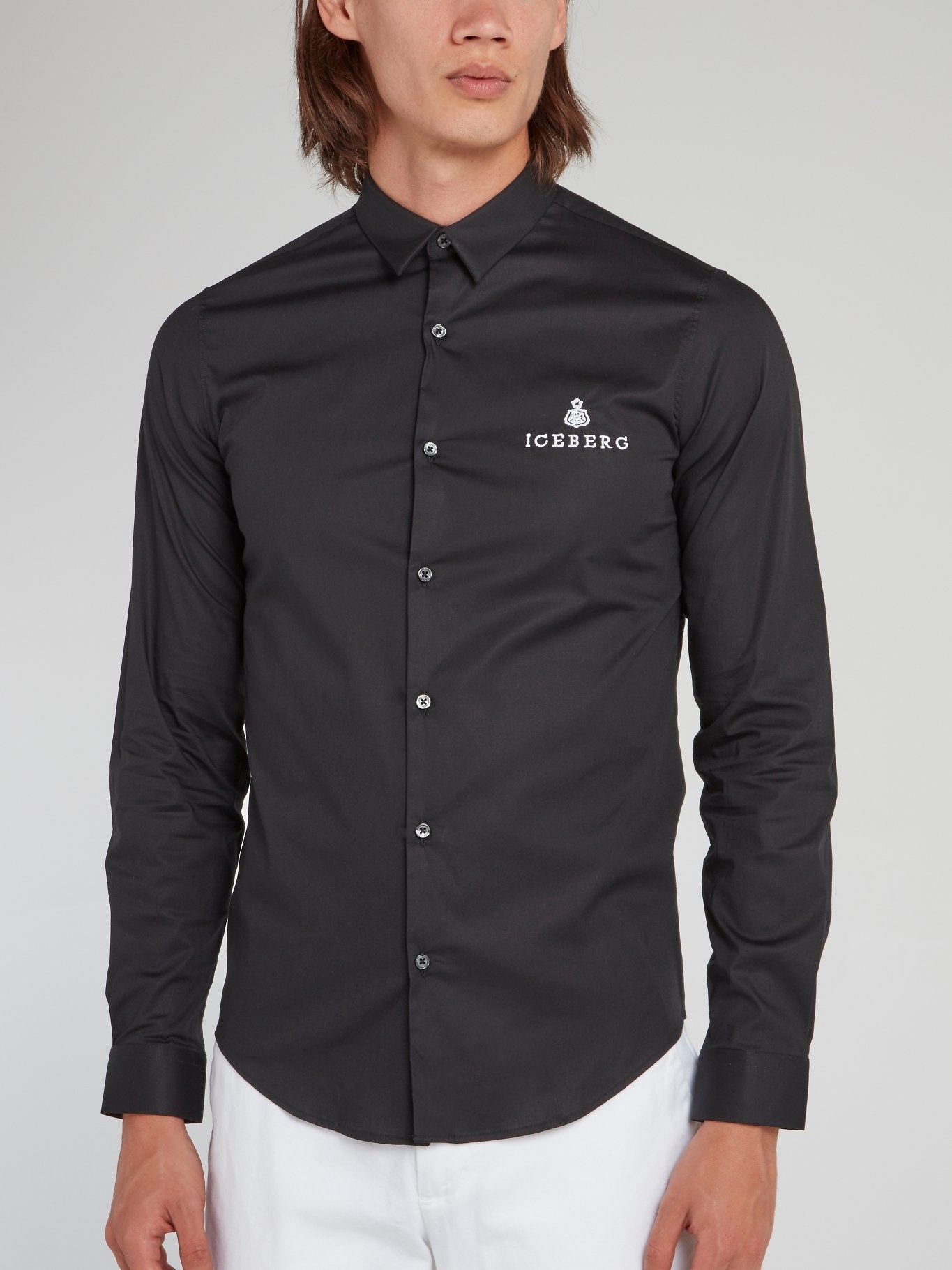 Черная рубашка с вышитым логотипом