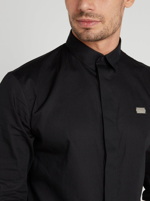 Черная рубашка с логотипом из страз на спине