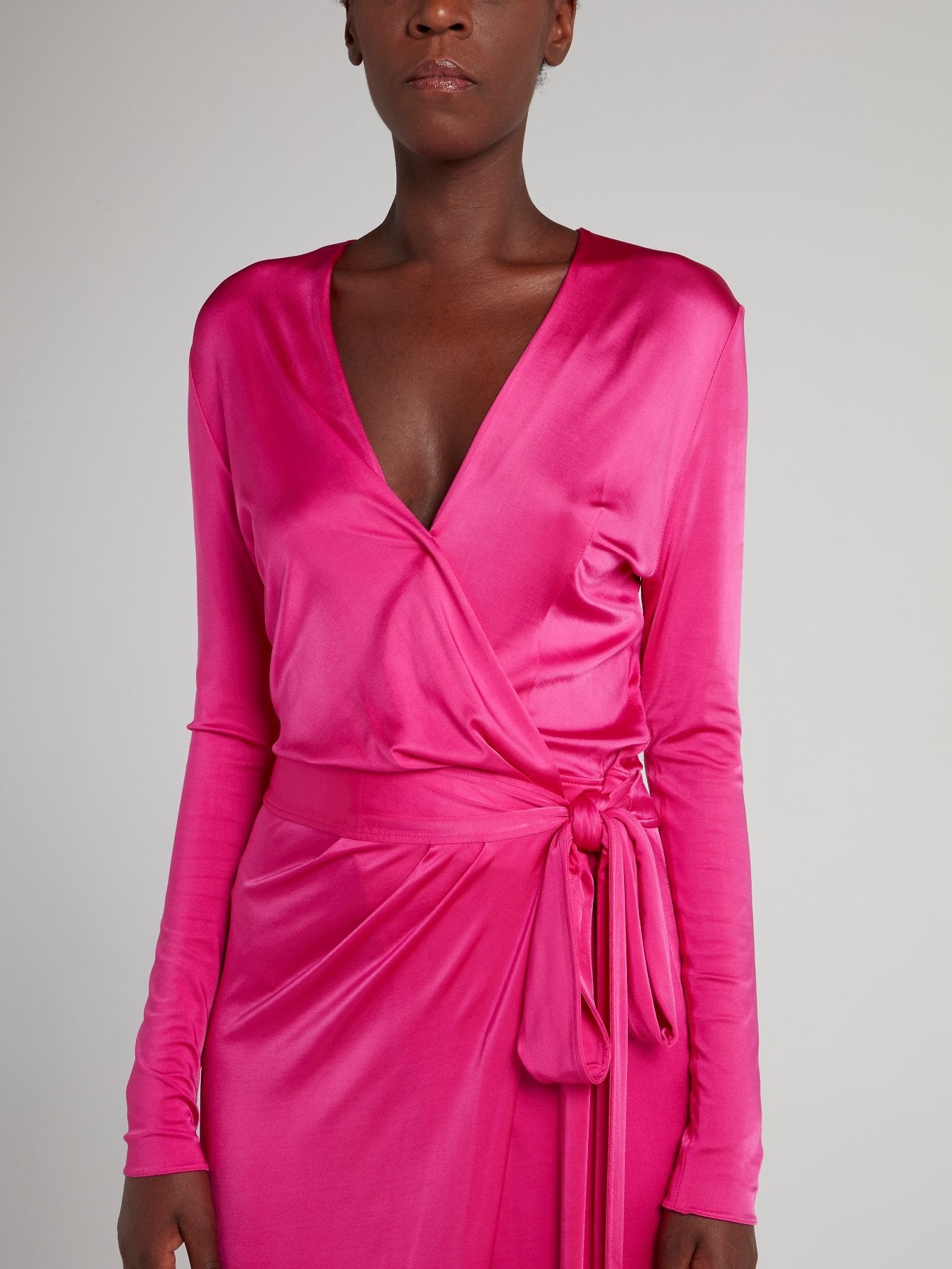Розовое платье-макси с запахом