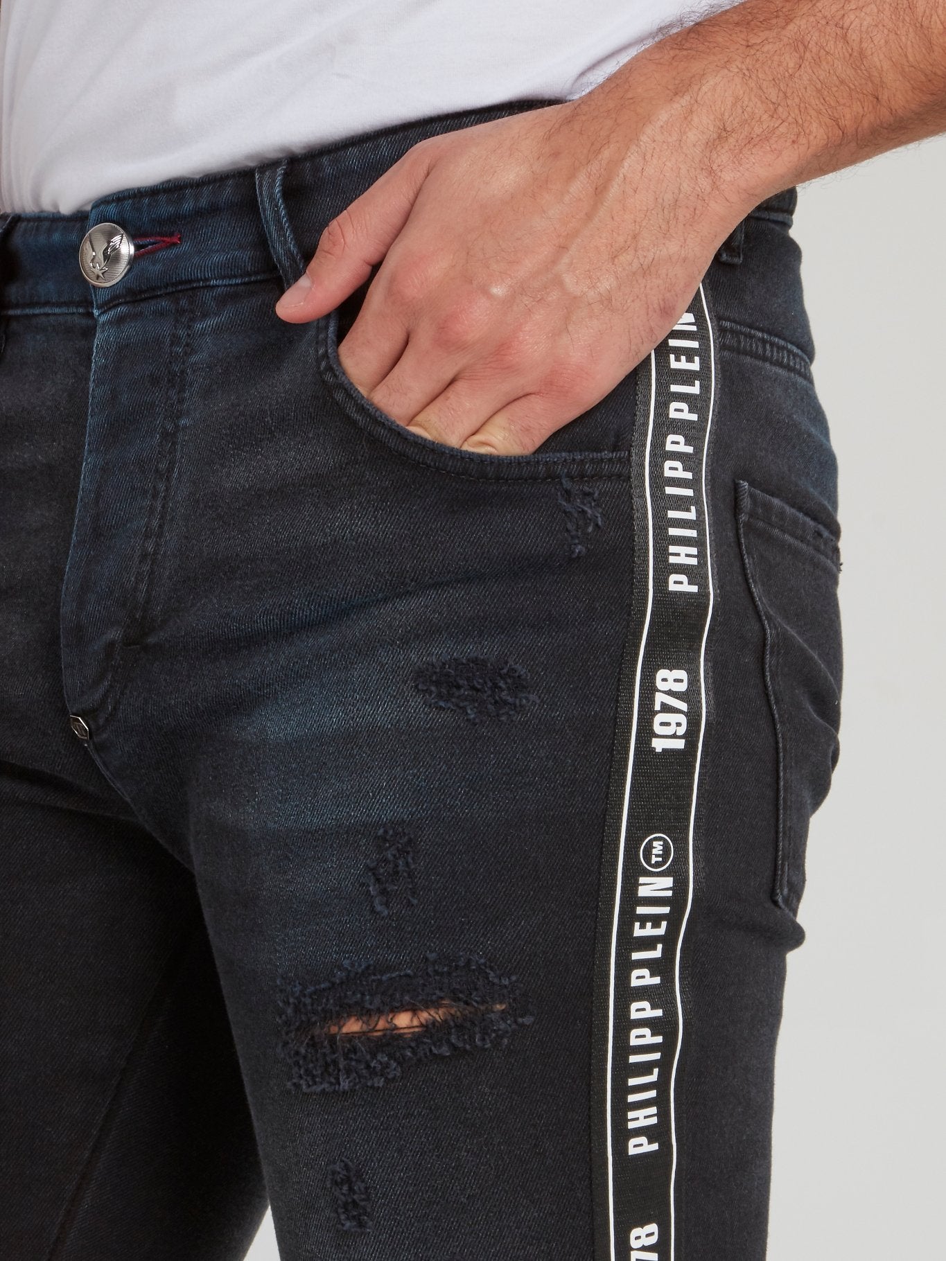 Черные джинсы с рваной отделкой и логотипом