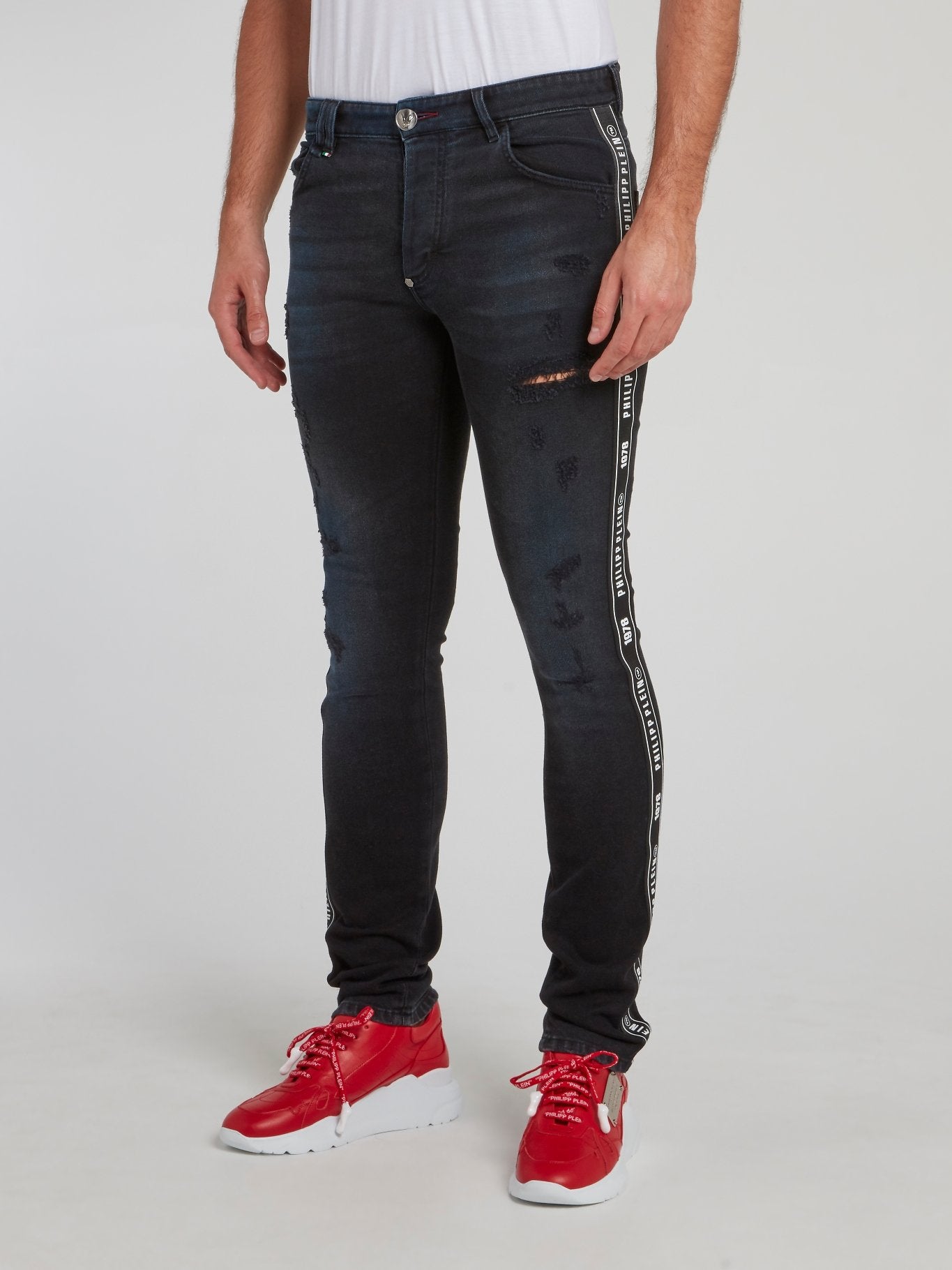 Черные джинсы с рваной отделкой и логотипом