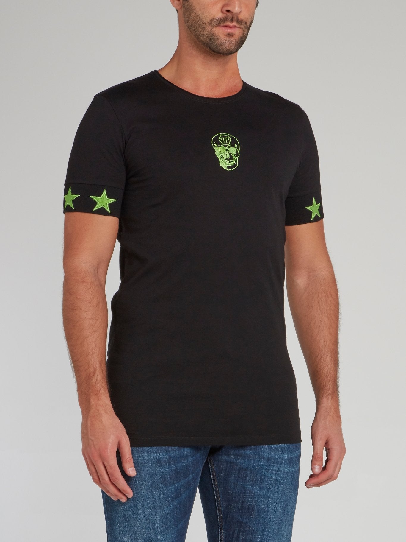 Черная футболка с зелеными звездами и черепом