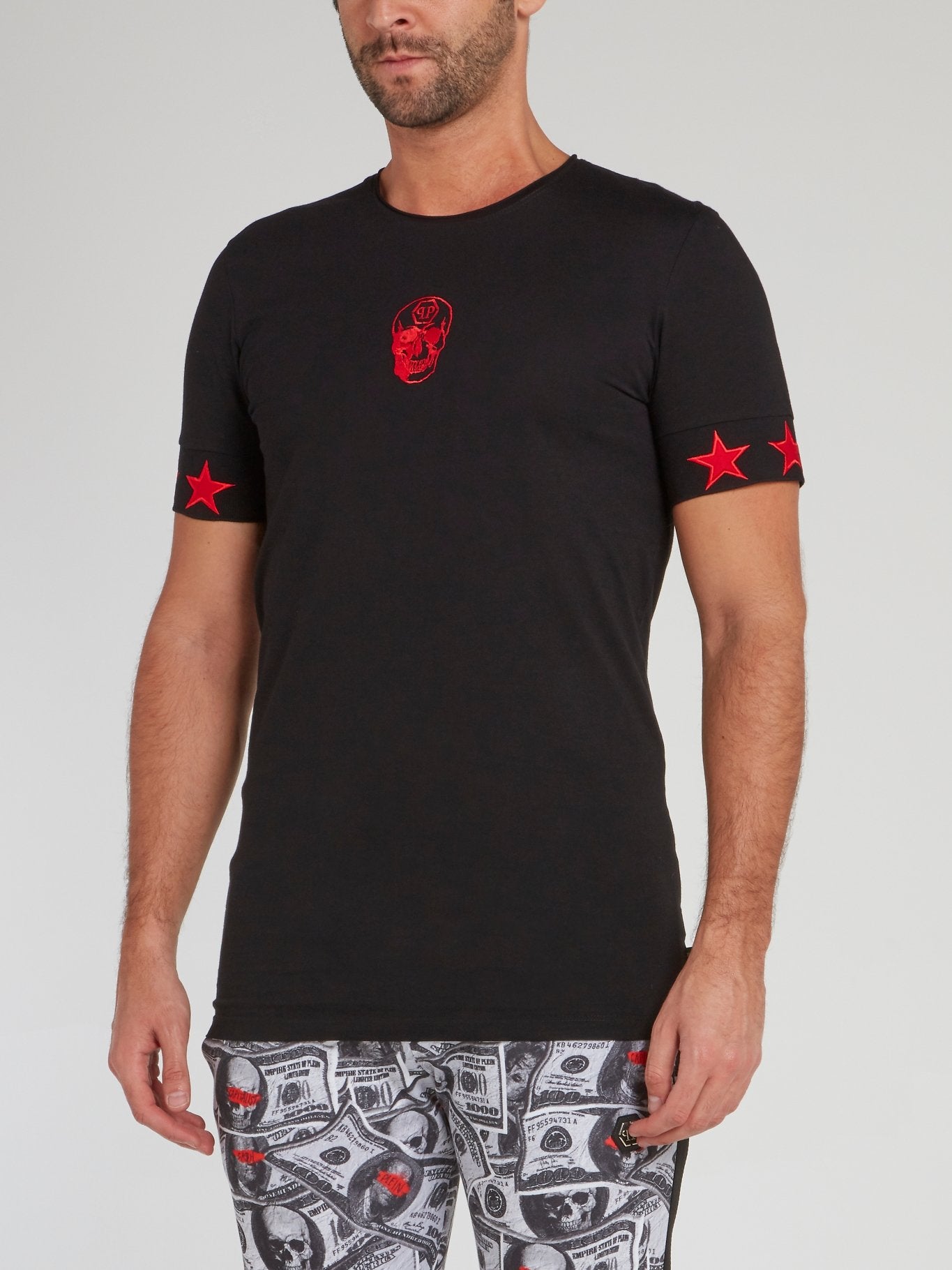 Черная футболка с красными звездами и черепом