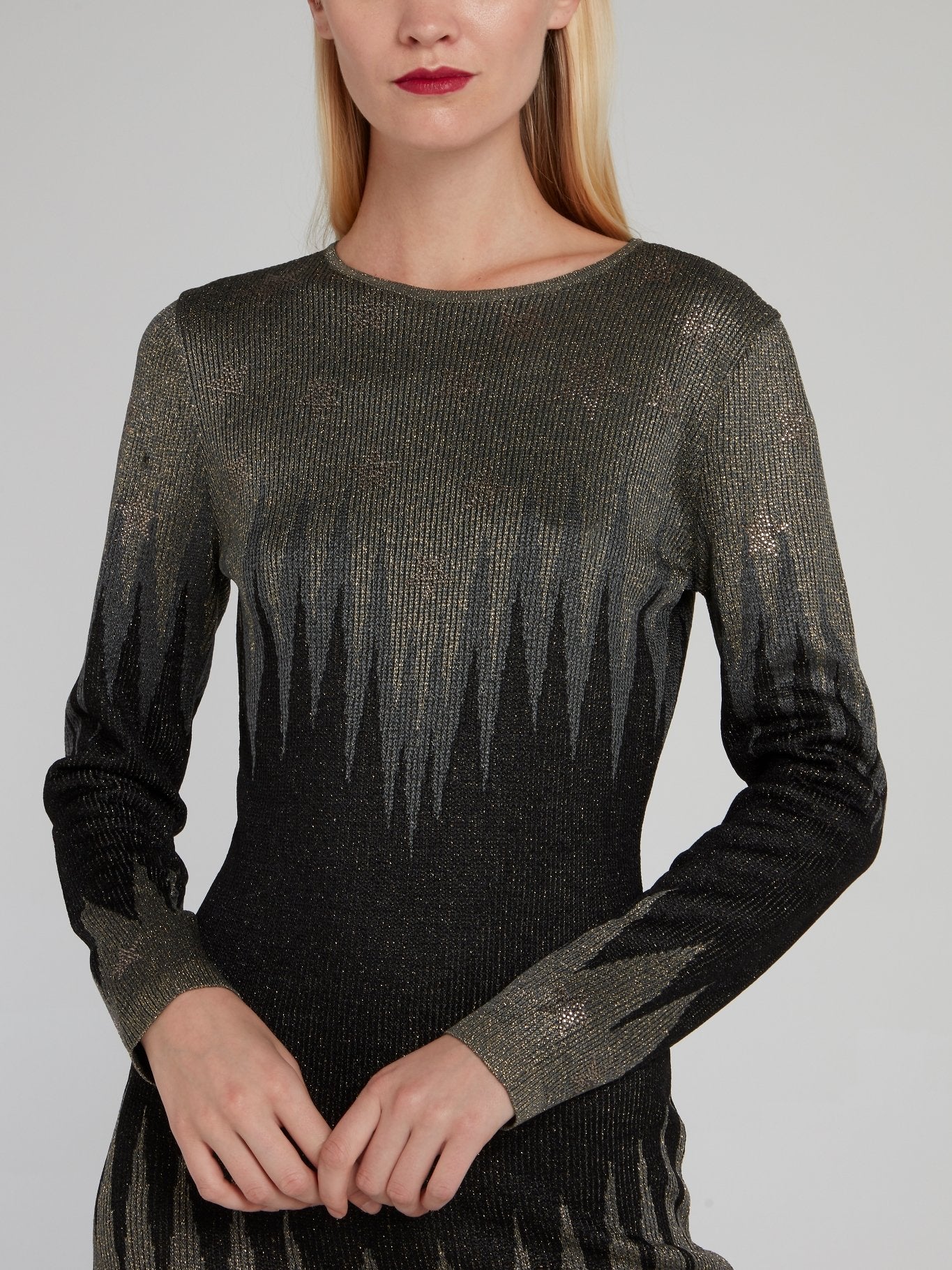 Платье-свитер с металлическим принтом