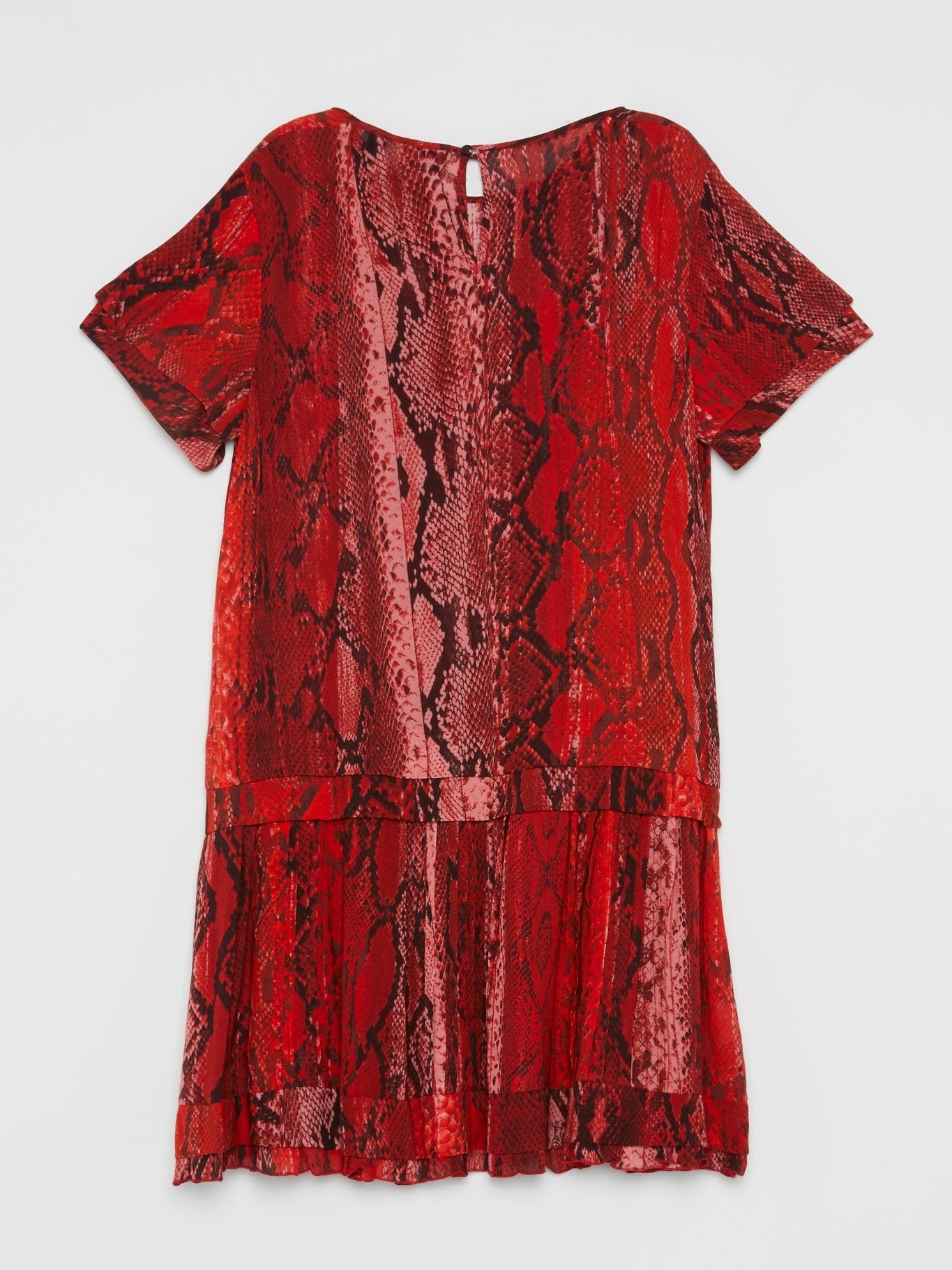 Красное платье с оборками и эффектом змеиной кожи