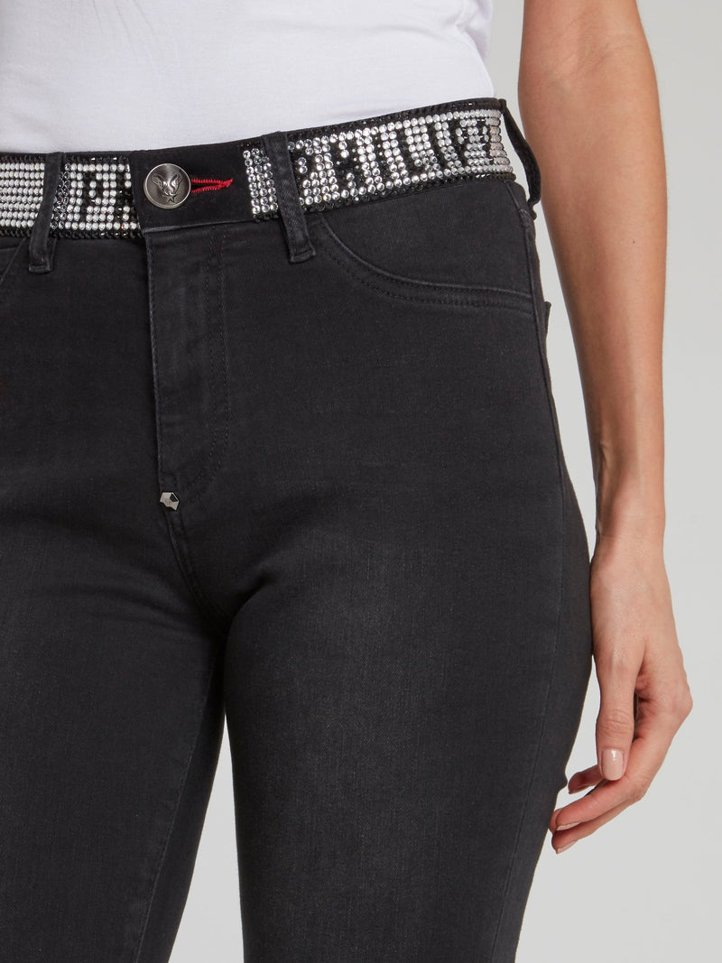 Черные облегающие джинсы с логотипом из страз