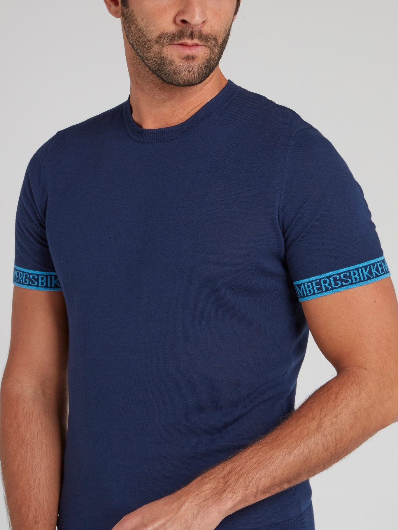 Темно-синяя трикотажная футболка с логотипом на манжетах