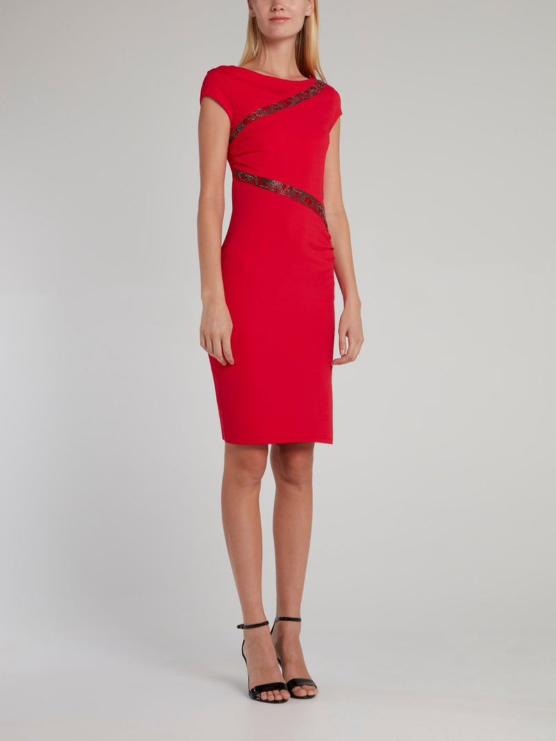 Красное платье-футляр с вышивкой бисером