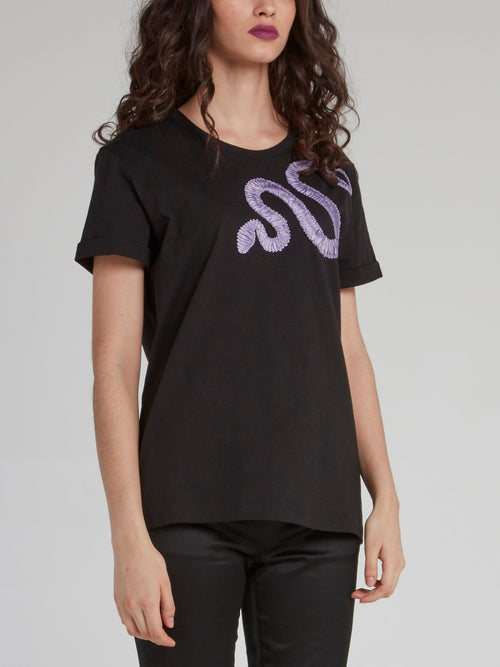 Черная футболка с изображением змеи