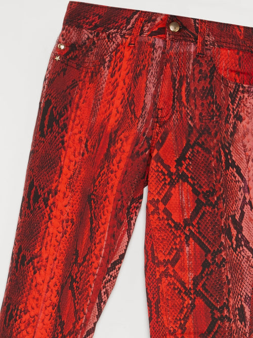 Красные узкие брюки с эффектом змеиной кожи