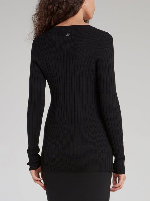 Черный свитер в рубчик с V-образным вырезом