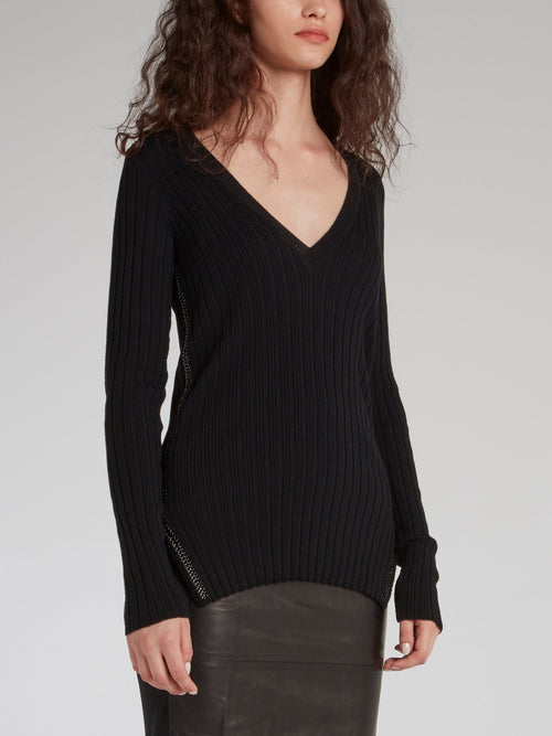 Черный свитер в рубчик с V-образным вырезом