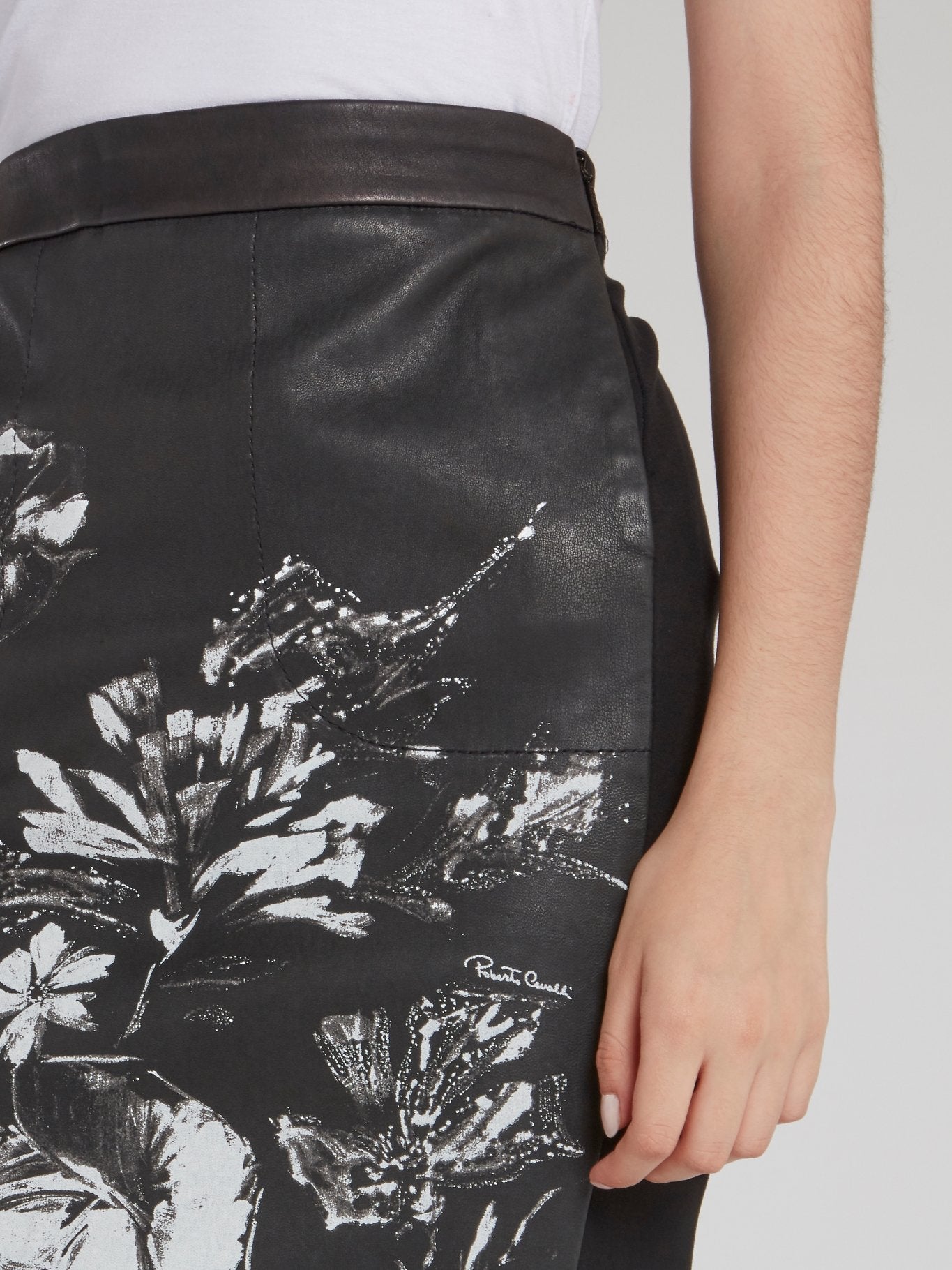 Черная юбка-карандаш с цветочным принтом