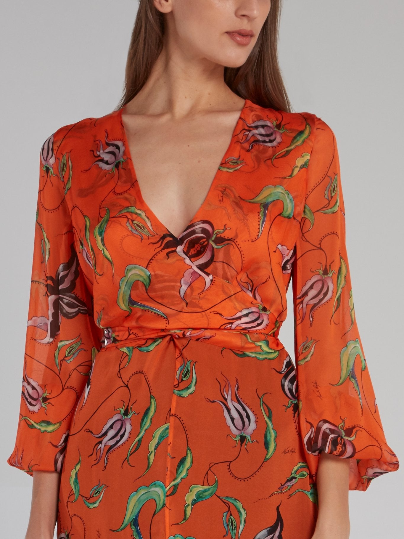 Оранжевое платье с принтом и поясом