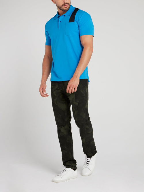 Синяя рубашка поло с черной полоской и логотипом